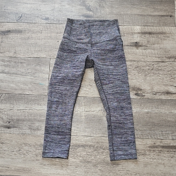 Lululemon Wunder Under Crop Size 4 - Picture 3 of 10
